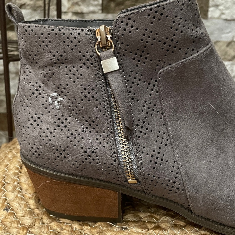 DR. SCHOLL’S Perforated Gray Ankle Booties Sz 11 - Picture 10 of 12